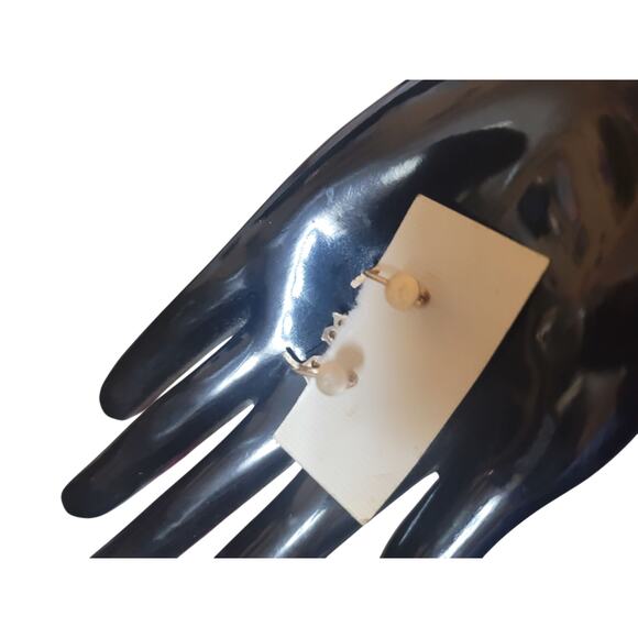 Vintage new old stock floral earrings in red and green with gold tone metal - Picture 3 of 3